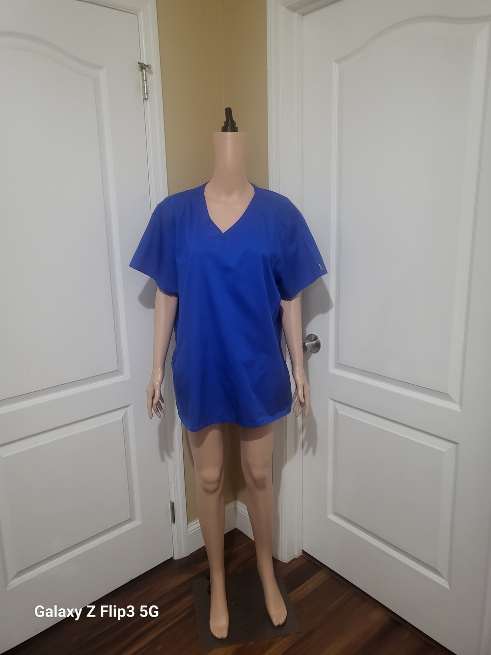 Classic V-Neck Medical Scrub Top - Royal Blue XXL Pre-owned